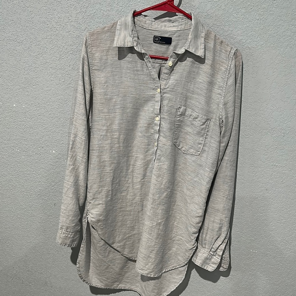 GAP Women’s Gray Button-Up Shirt